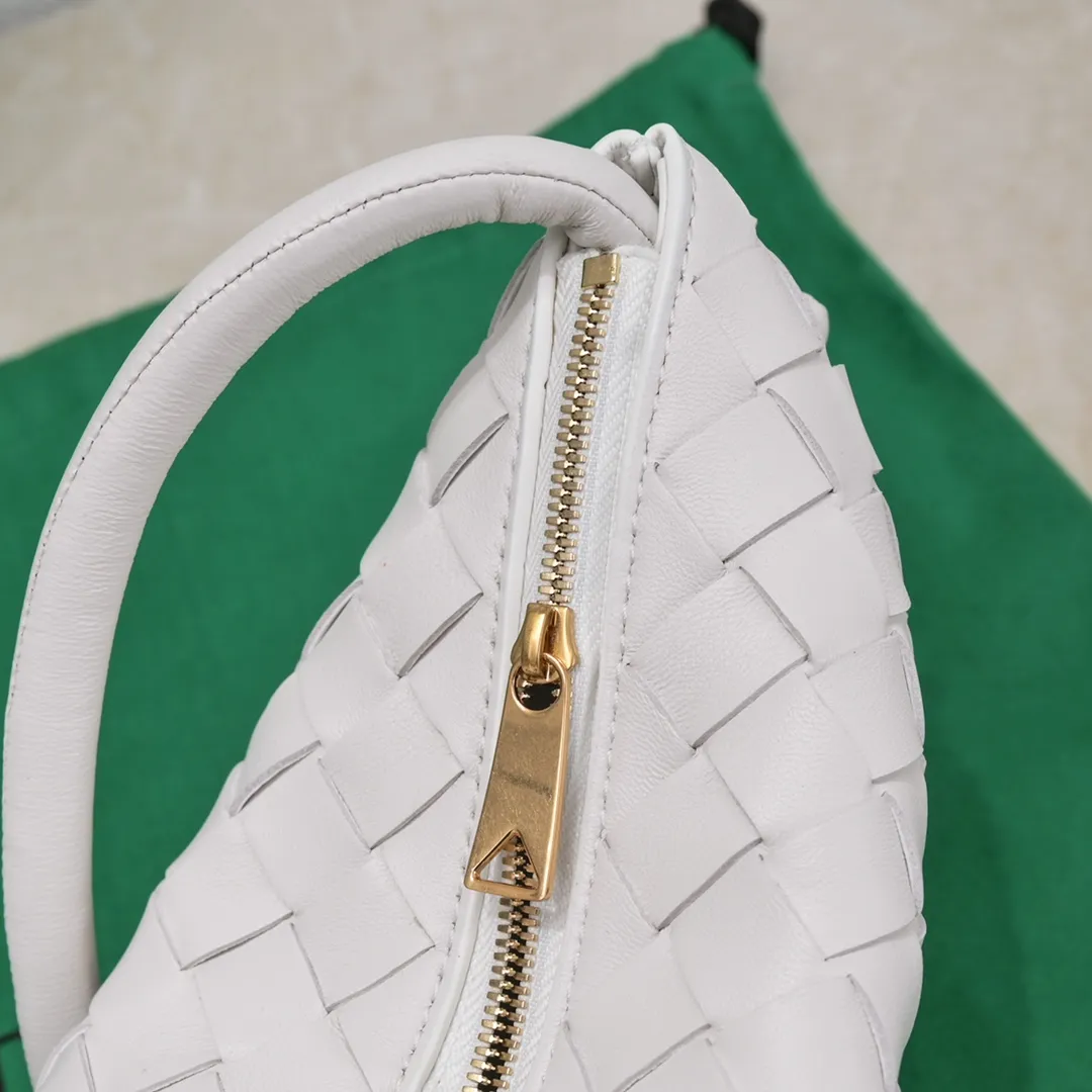 Batch 1220 BV has released new products. The small size TURN #recommended new hot style is still the classic woven logo that we can recognize at a glance. It is really a unique style that is familiar and unfamiliar! Made of sheepskin braiding, with beautiful gold beads on the shoulder straps for free adjustment. You can switch between the shoulder bag and the handbag at will. It has a concave and convex shape anytime and anywhere. It is a practical king with a unique personality. It also has the right color combination that can be sweet or salty. It is full of style. It is a beautiful summer catwalk style. Pull it out quickly. Small size: 29*3*19. Model: 6699-2#